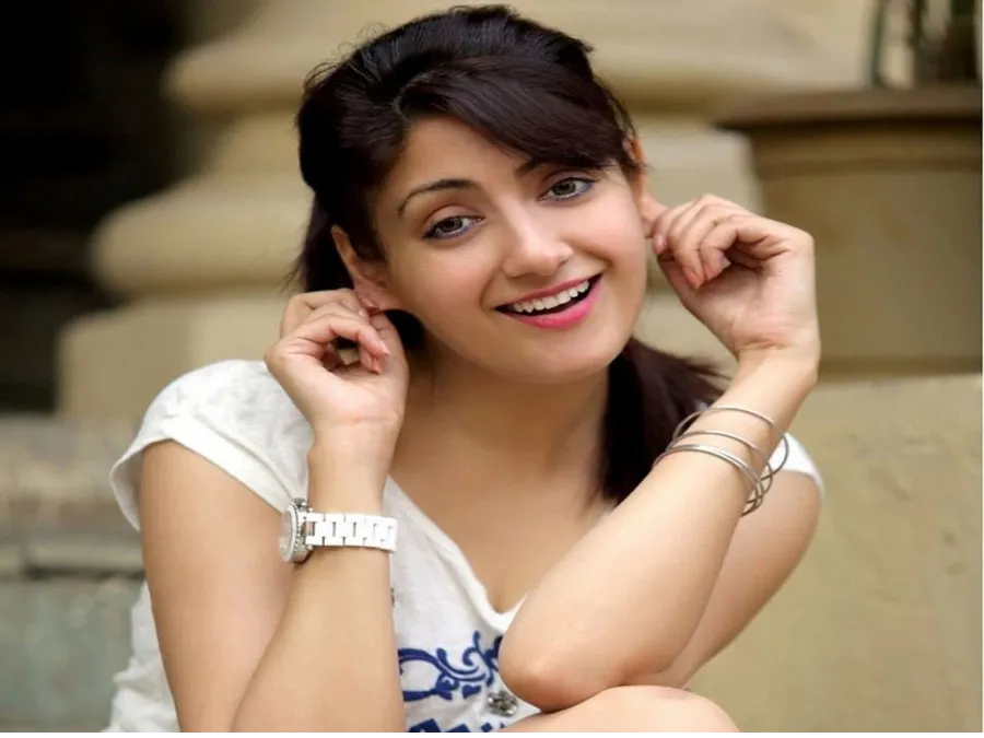 gurlin chopra cute smile wallpapers 2